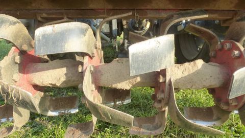 Rotavator. Il réalise un travail complet en un seul passage superficiel. Son inconvénient est le débit de chantier et le besoin de puissance.Arvalis